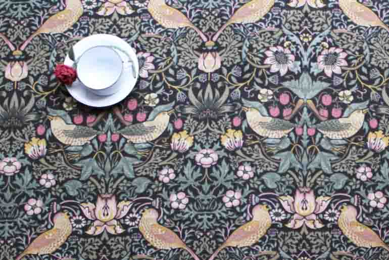 Ji Morris いちごどろぼうローン生地 黒+ピンク